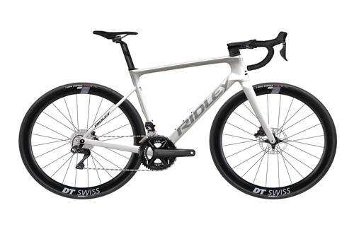 Weißes Ridley Falcn Rennrad mit aerodynamischem Rahmen, DT Swiss Laufrädern und Scheibenbremsen, ideal für Radsportler.
