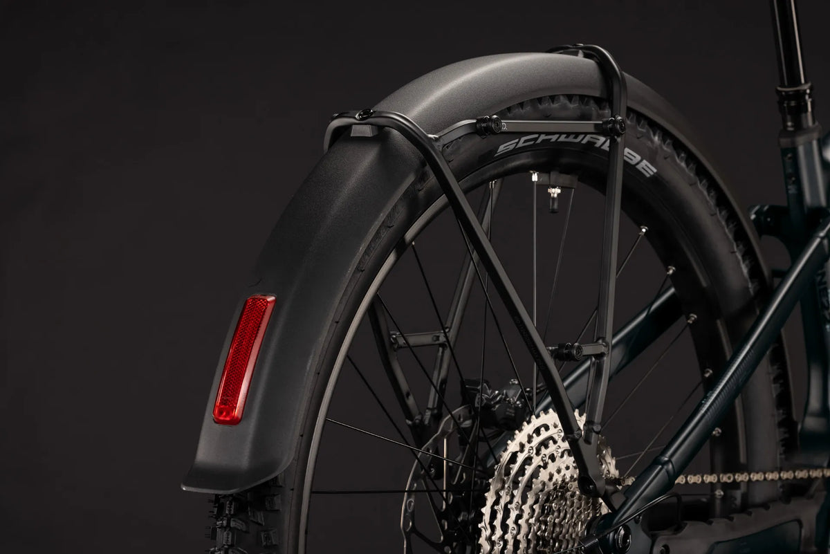 Nahaufnahme eines CUBE STEREO HYBRID ONE22 SLX 800 FE
Hinterrads mit Schwalbe-Reifen, Kettenschaltung und Schutzblech mit Reflektor.