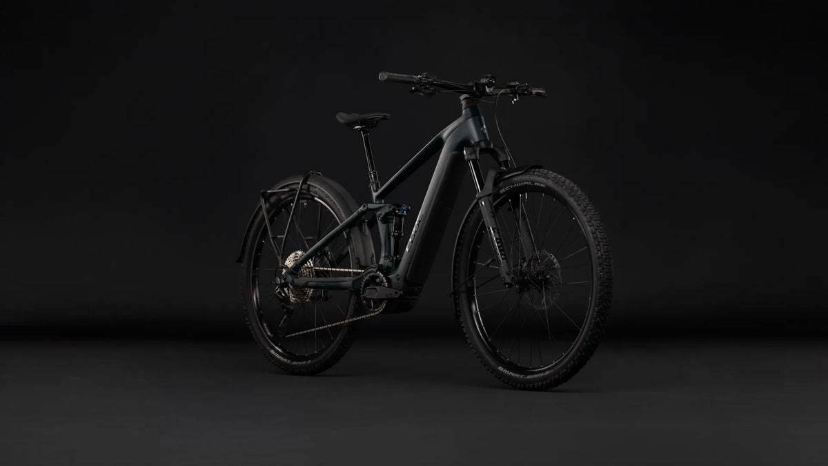 Schwarzes Cube STEREO HYBRID ONE22 SLX 800 FE
E-MTB für Offroad-Abenteuer, Modell 2023, mit robusten Reifen und integriertem Akku.