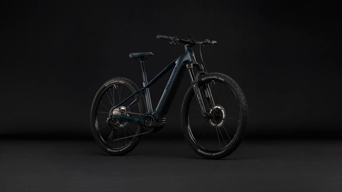 CUBE REACTION HYBRID SLT 800
mit schwarzem Rahmen und breiten Reifen, geeignet für Offroad-Fahrten, Marke MERIDA, Modell unkenntlich.