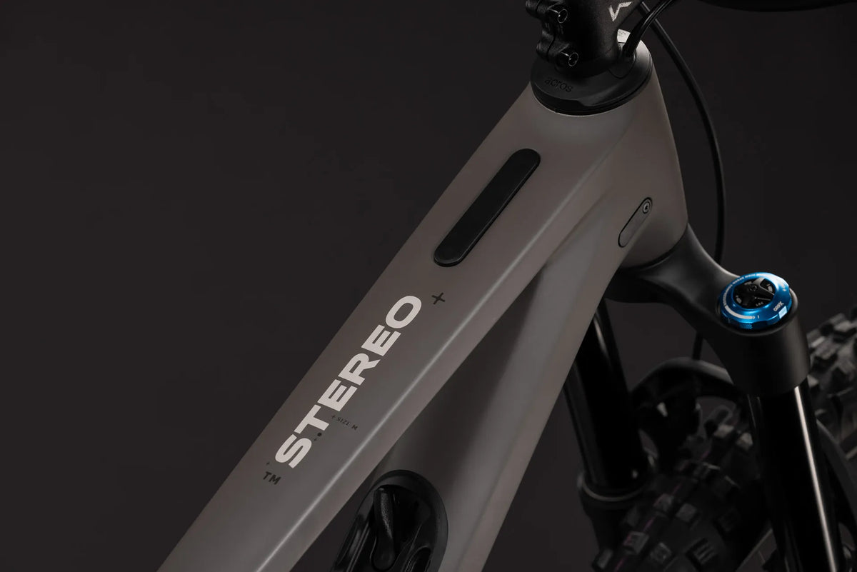 Grauer Cube STEREO HPC TM 2027
Rahmen mit Vordergabel, geeignet für Mountainbiking, Fokus auf Stabilität und Design.