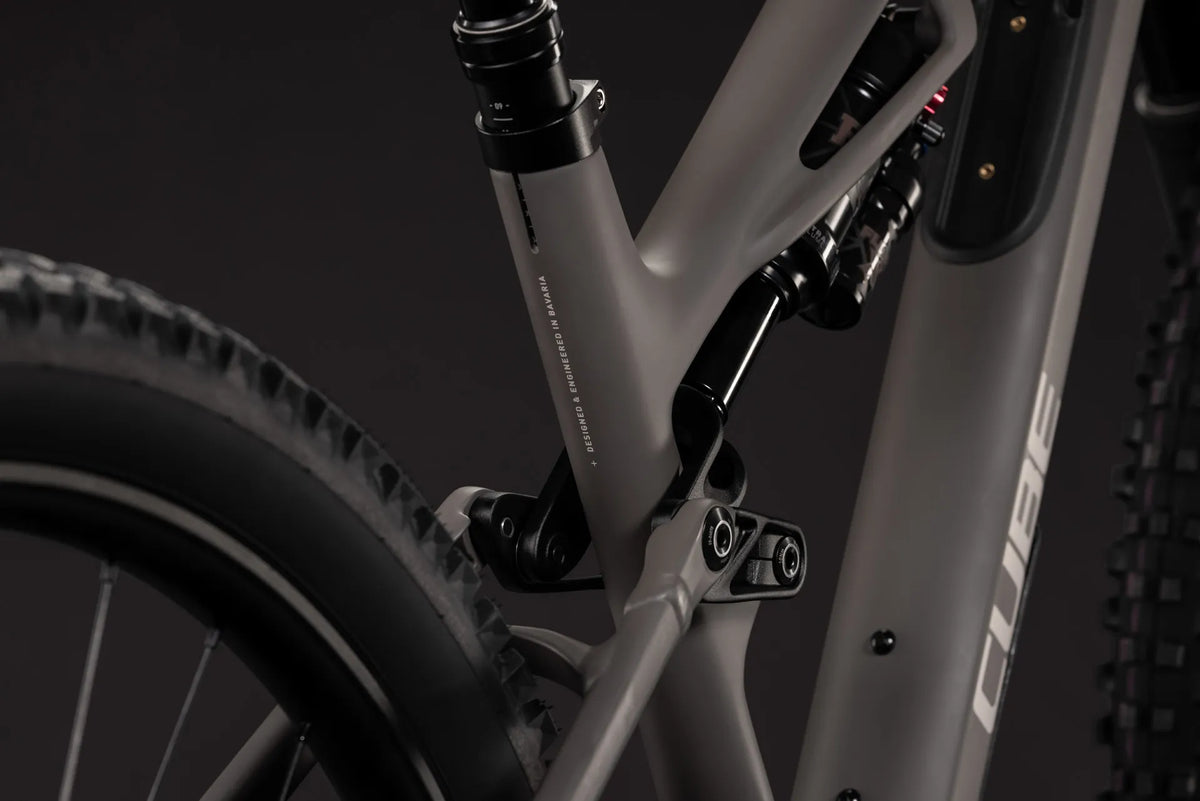 Detailansicht eines modernen Cube STEREO HPC TM
2027 in Grau mit Federung, geeignet für sportliche Mountainbike-Fahrer.