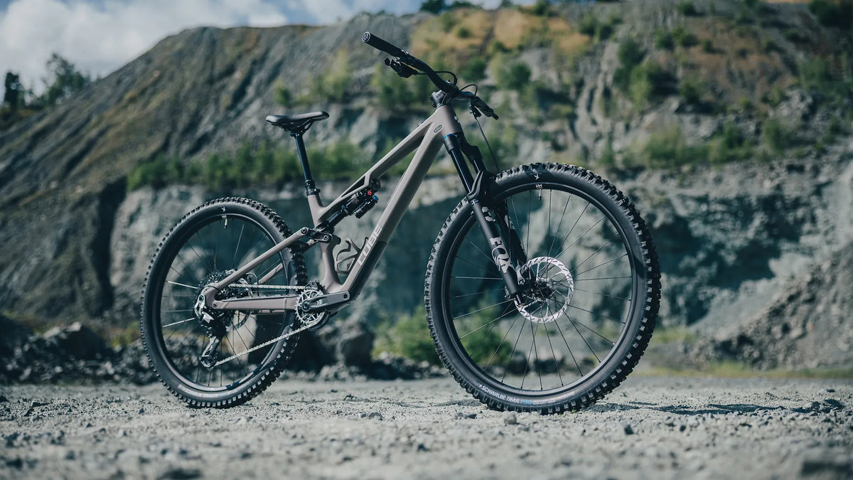 Cube STEREO HPC TM
auf Schotterboden vor Felswand, geeignet für Offroad-Abenteuer und sportliche Freizeitfahrer.