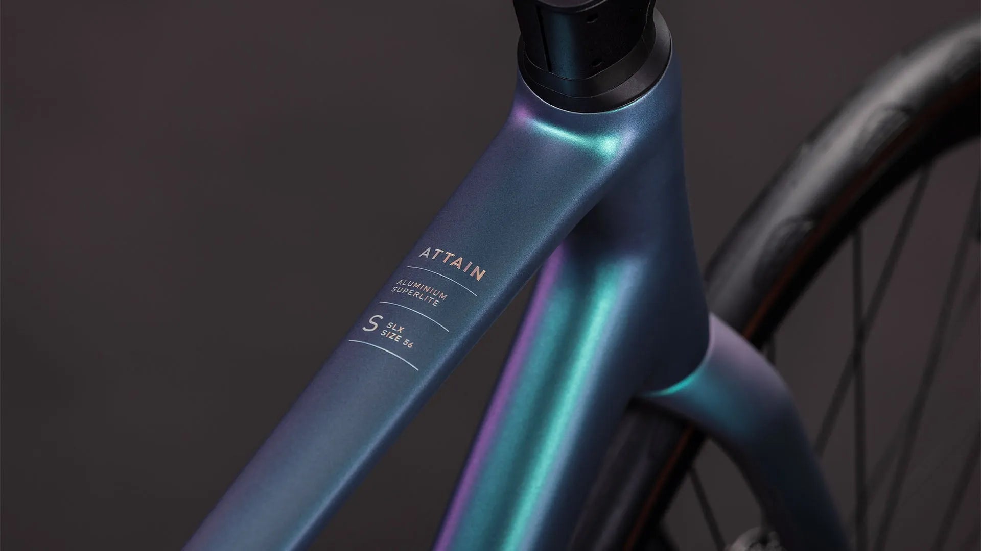 Detailansicht eines Attain Aluminium Superlite Fahrradrahmens in Größe 56, in schimmerndem Farben.