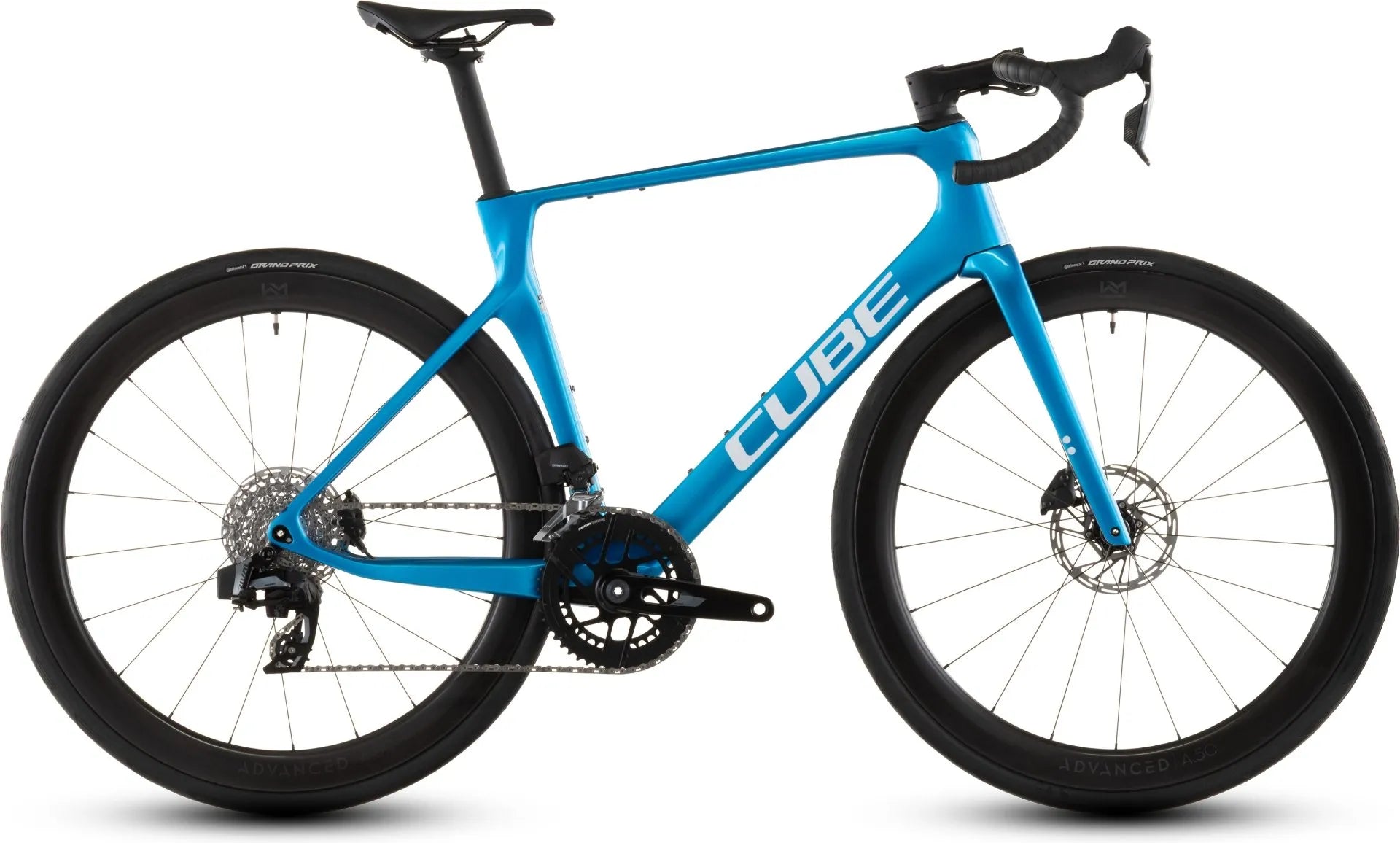 Blaues CUBE Rennrad, Modell mit Carbonrahmen und Scheibenbremsen. Ideal für Radfahrer und Sportbegeisterte.