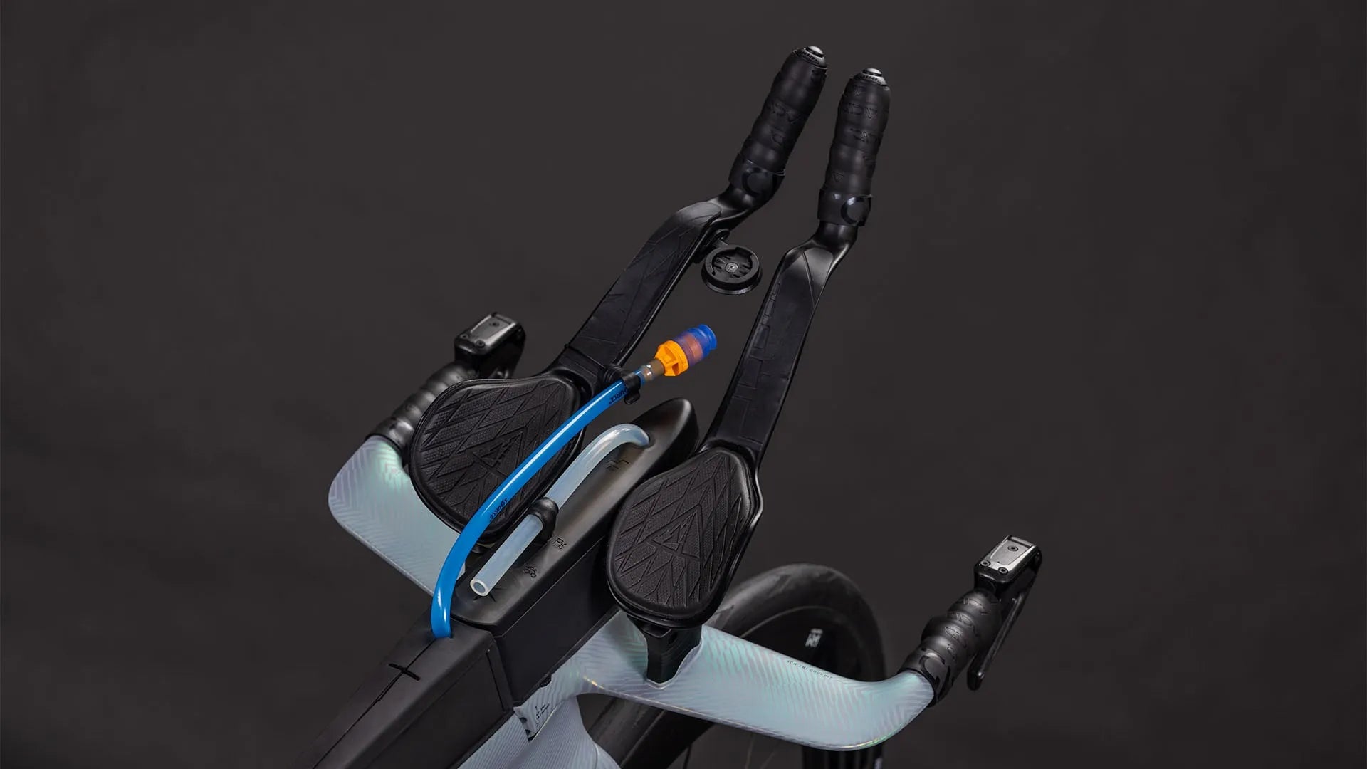 Cube Aerium mit integrierter Flüssigkeitszufuhr, geeignet für Triathleten oder Langstreckenradfahrer.