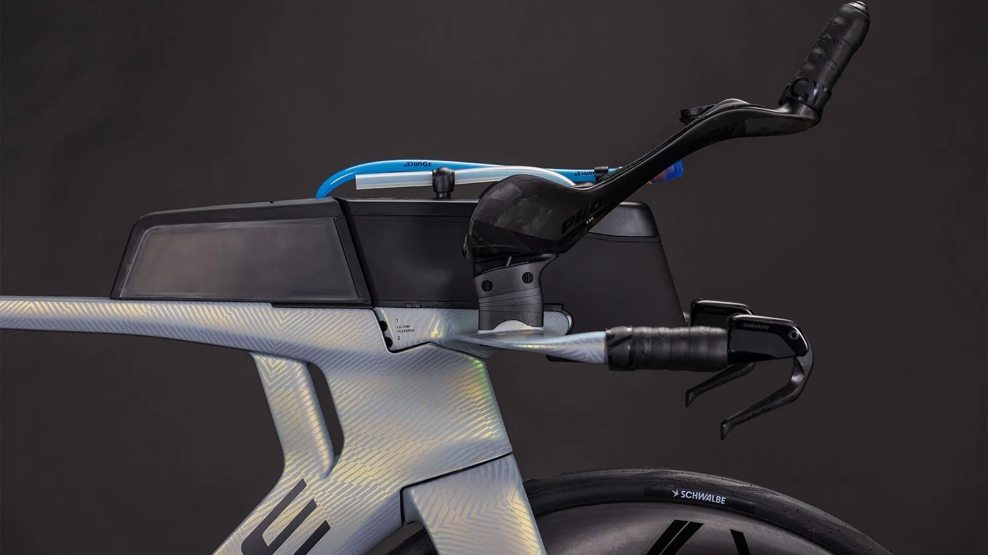 Lenker und Vorderteil eines Cube Aeriums mit Aero-Lenkern, Trinksystem und SRAM Bremshebeln. Ideal für Triathleten.