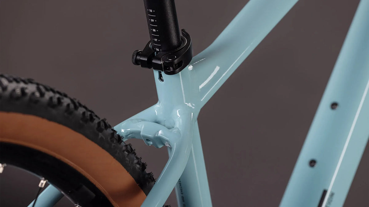 Nahaufnahme eines Cube Reaction HPA Rahmen aus Aluminium und schwarzer Sattelstütze, geeignet für Offroad-Einsatz.