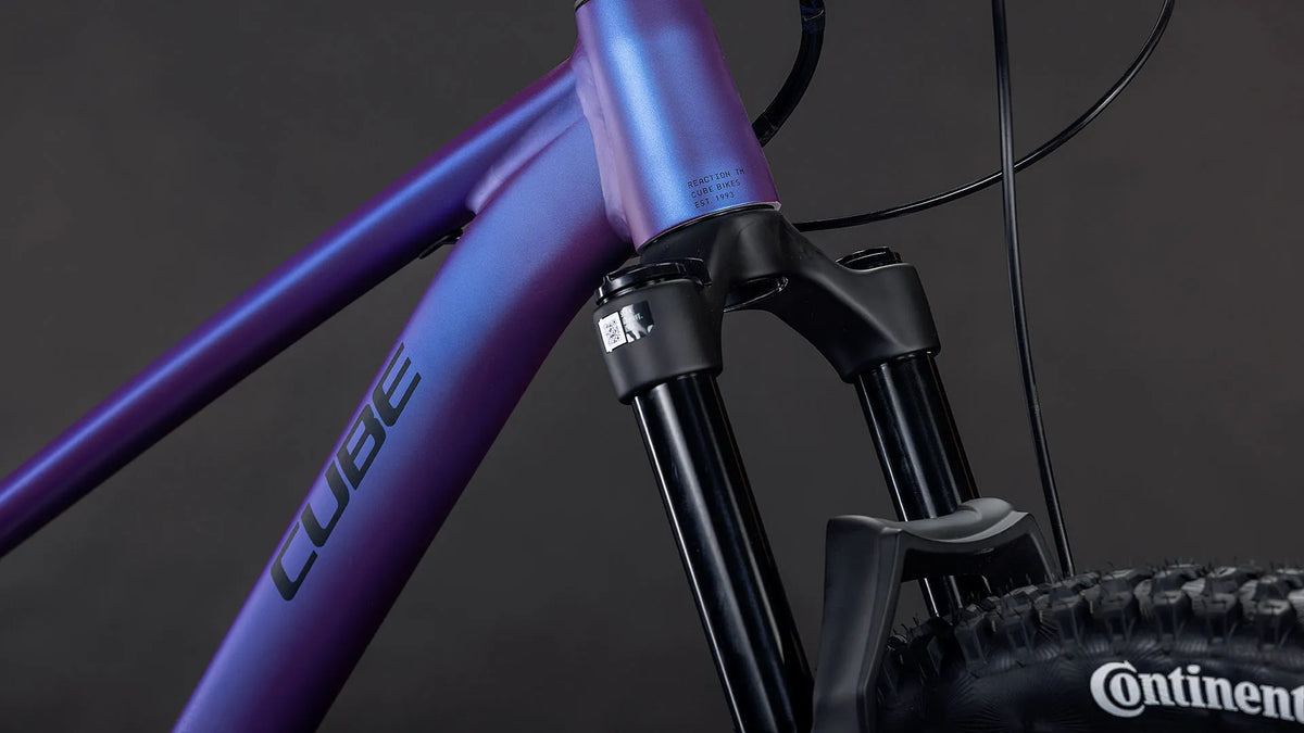 Cube REACTION TM
PRO mit schwarzer Federgabel und Continental-Reifen, ideal für Geländefahrten.