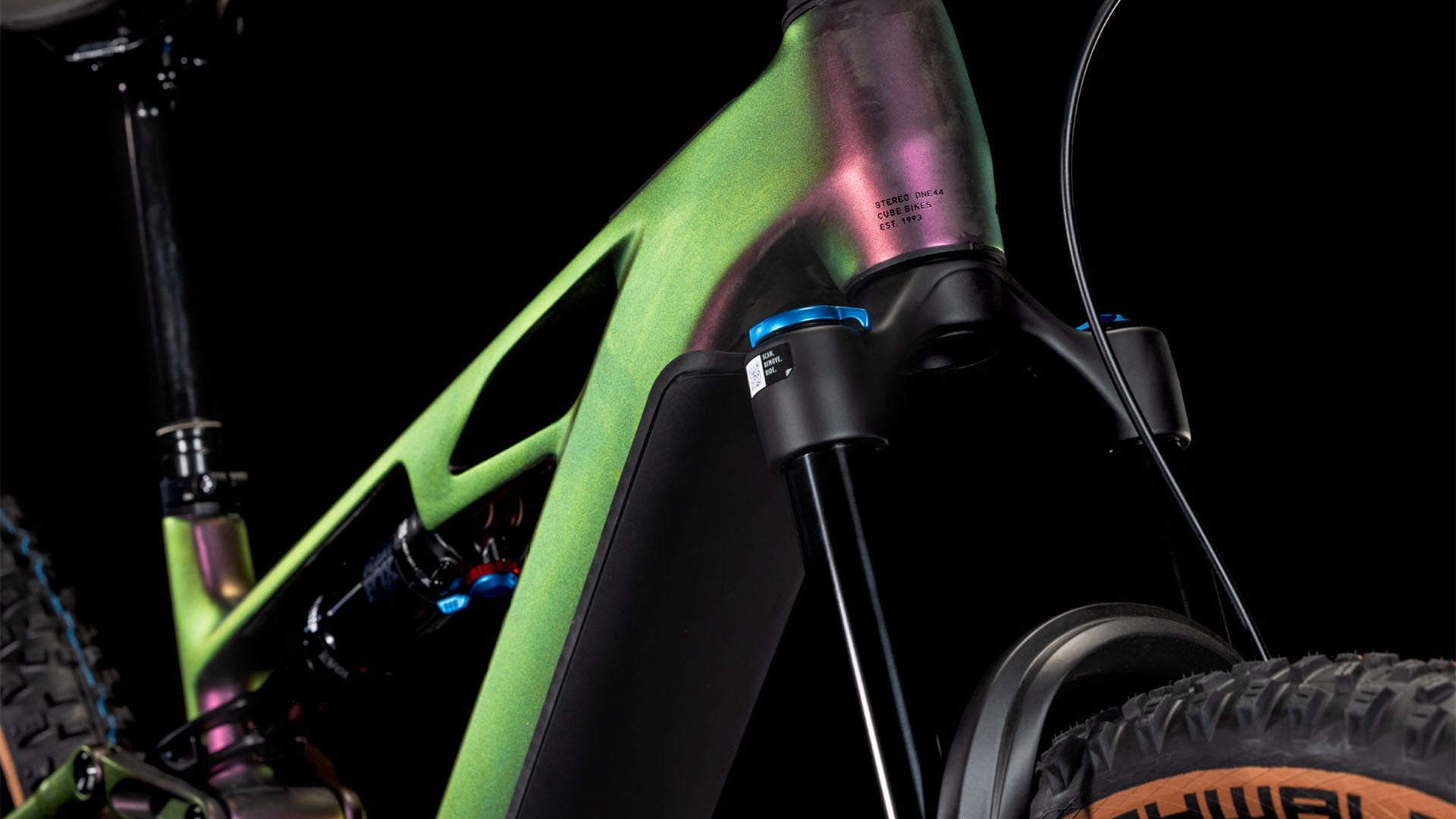 Nahaufnahme eines modernen Mountainbike-Rahmens in schillernden Farben, Modell CUBE Stereo One44.