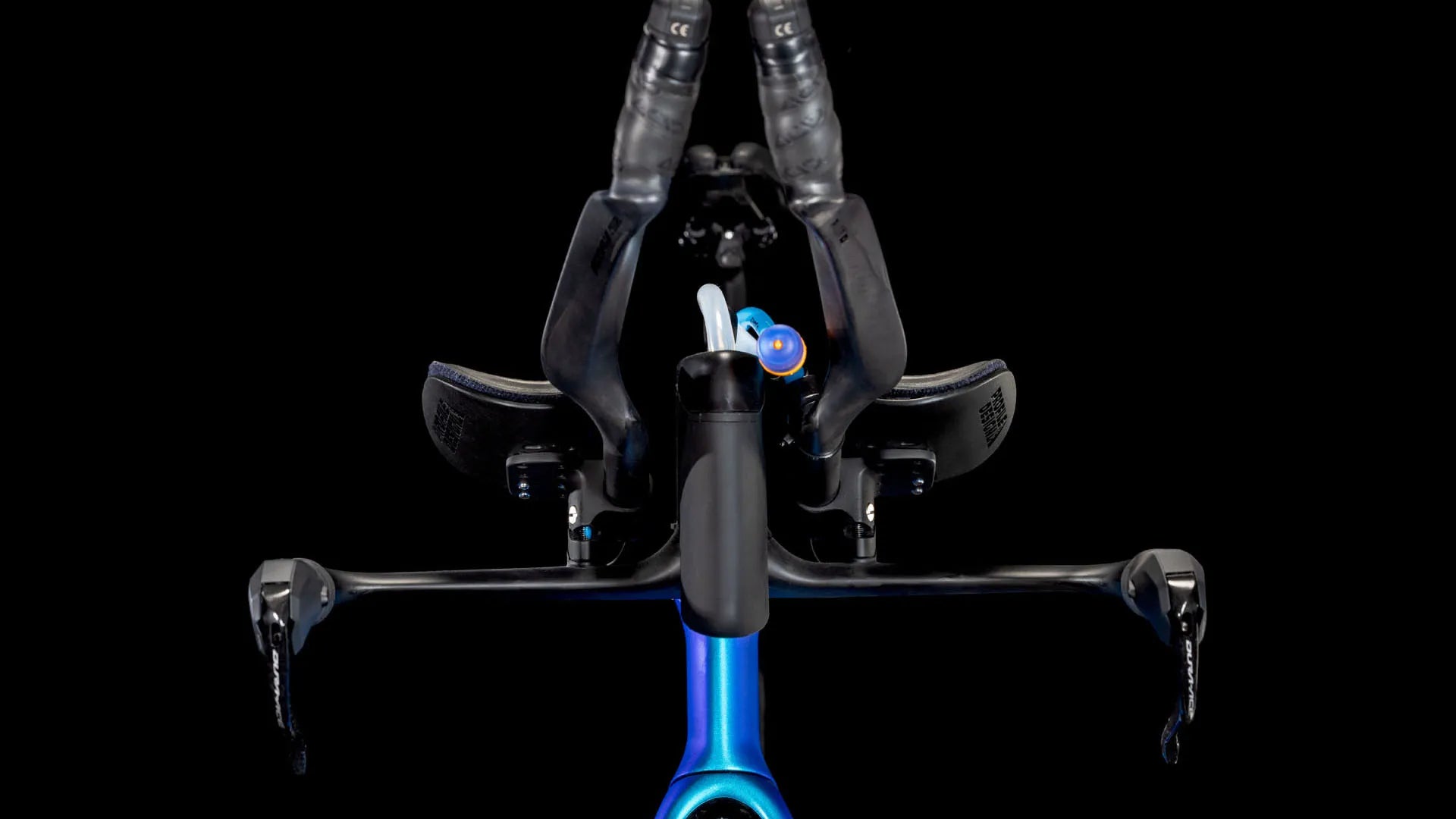 Cube Aerium mit integrierter Trinkvorrichtung und Aerolenkeraufsätzen, blaue Rahmenfarbe. Ideal für Triathleten.