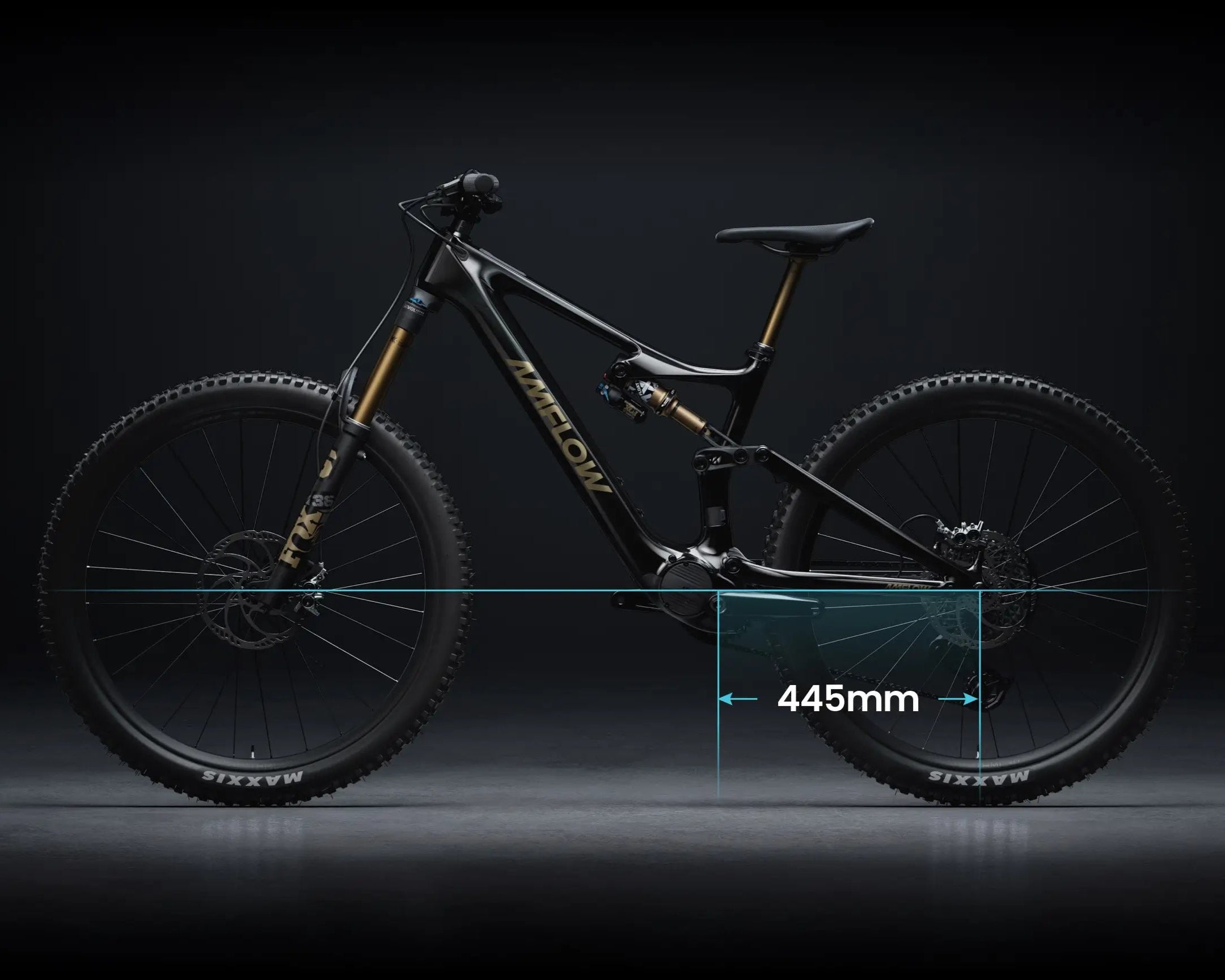 Schwarzes Mountainbike Modell "NNFLOW" mit goldenen Akzenten und 445mm Kettenstrebenlänge, geeignet für Offroad-Fahrten.